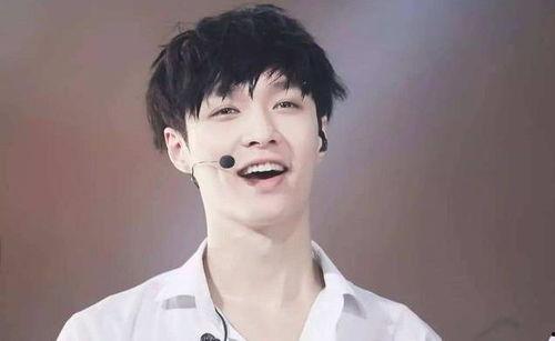 张艺兴半身生活照,光影交织下的魅力瞬间